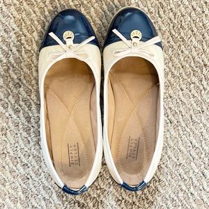 Women’s flats size 6